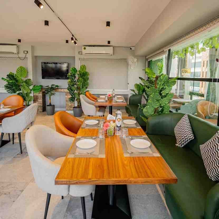 Oakaz Rooftop Restaurant Ambiance