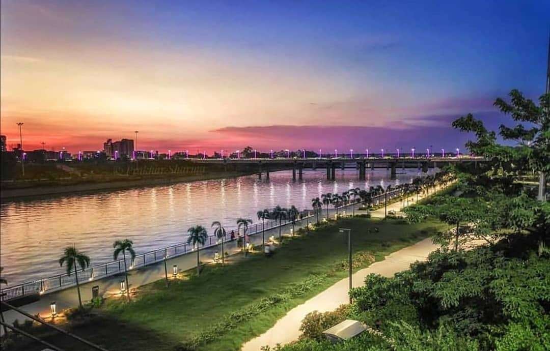 Gomti Riverfront Park - A magical evening escape with reflective lights and romantic pathways for couples in Lucknow.