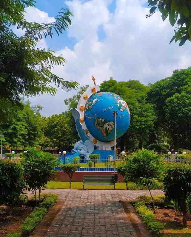 Globe Park - Immaculately maintained park with a unique globe feature and perfect cleanliness for intimate dates.