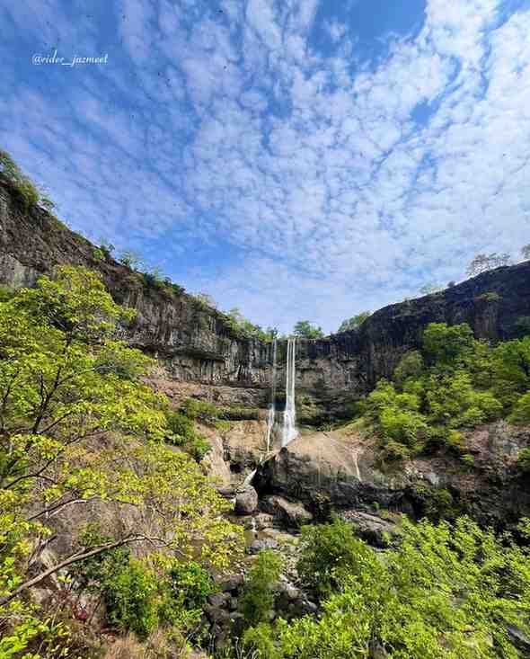 Mohadi Falls - A beautiful natural waterfall for adventurous couples near Indore.