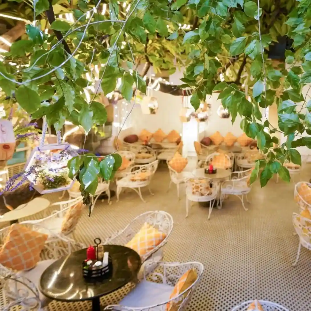 Cappuccino Blast Mall Avenue - Dreamy fairy-tale inspired cafe full of lights and flowers perfect for couples.