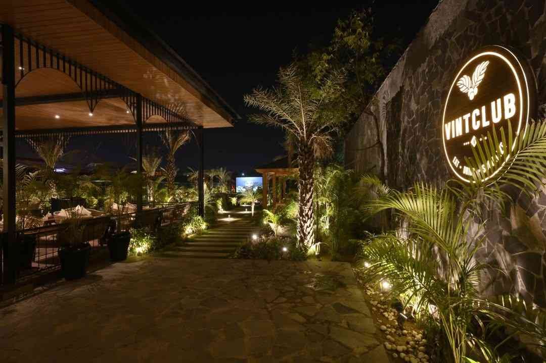 Vint Club - Amazing ambiance with delicious food and relaxed vibe - must visit for couples.