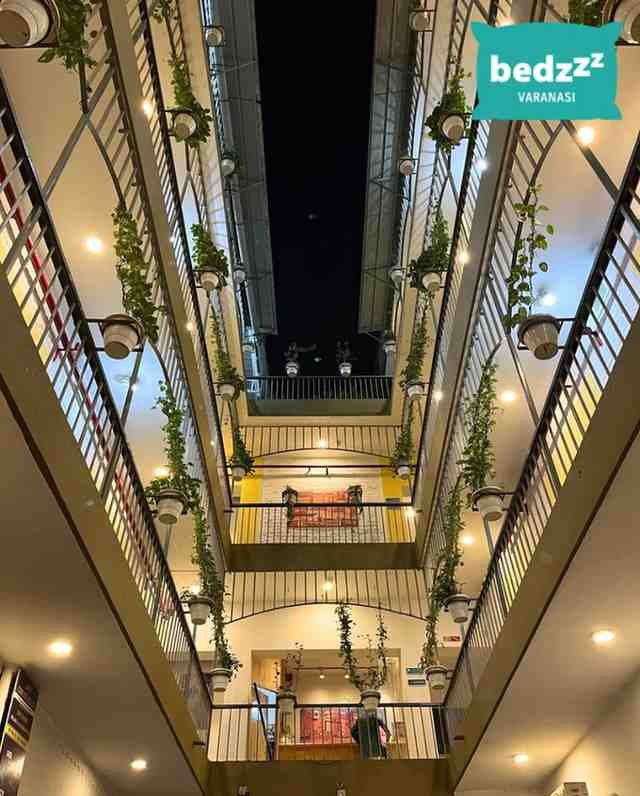 Bedzzz, Varanasi - A modern hotel near Dashashwamedh Ghat for couples.