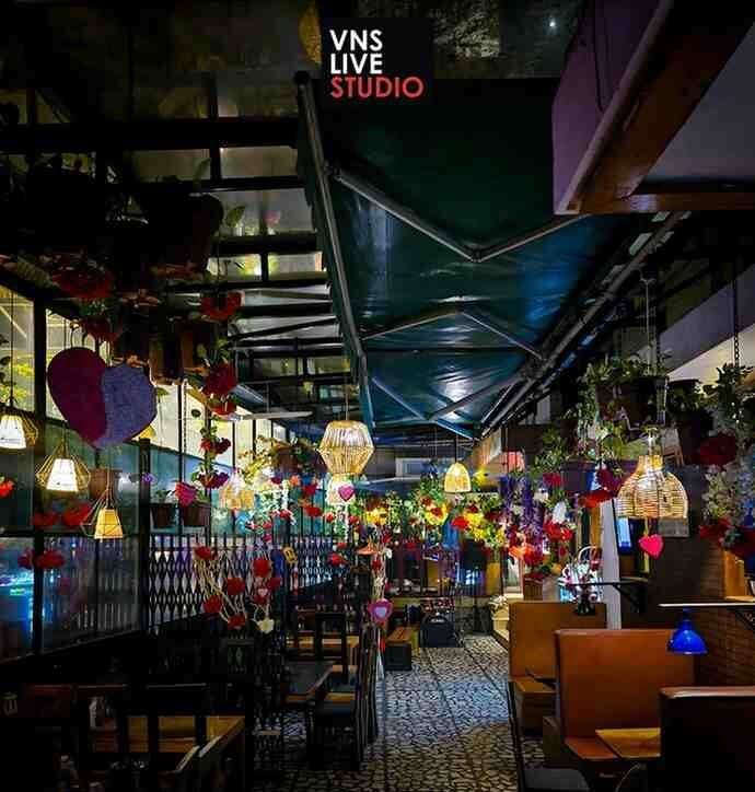 VNS LIVE STUDIO - A cool and casual date spot with colorful interiors in Sigra.