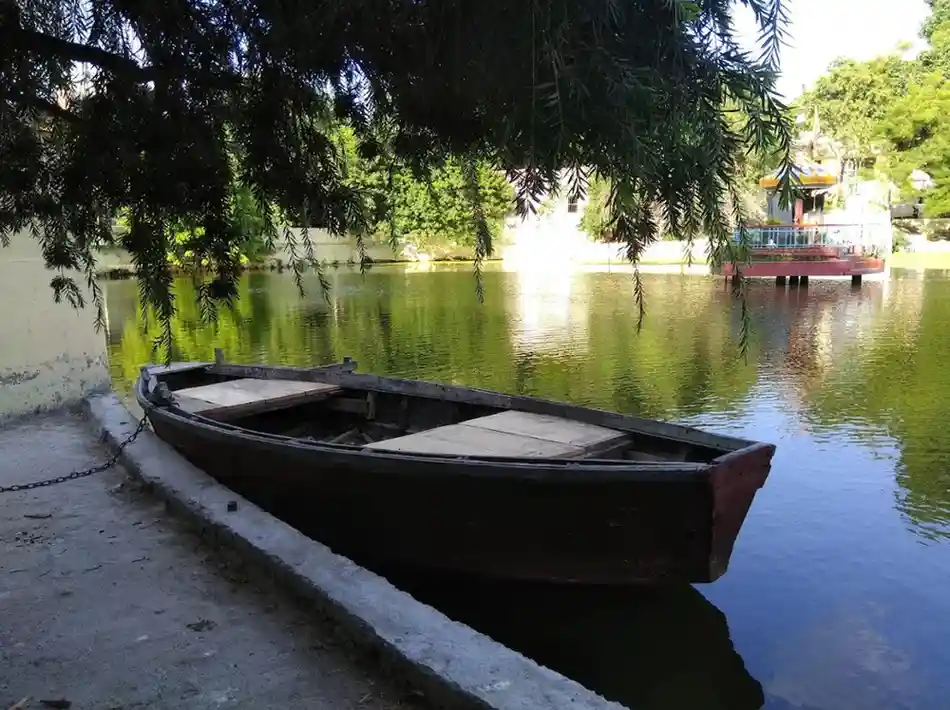 Shri Nagar Park - A green, well-kept park for couples in Sidhgiribagh, Varanasi.