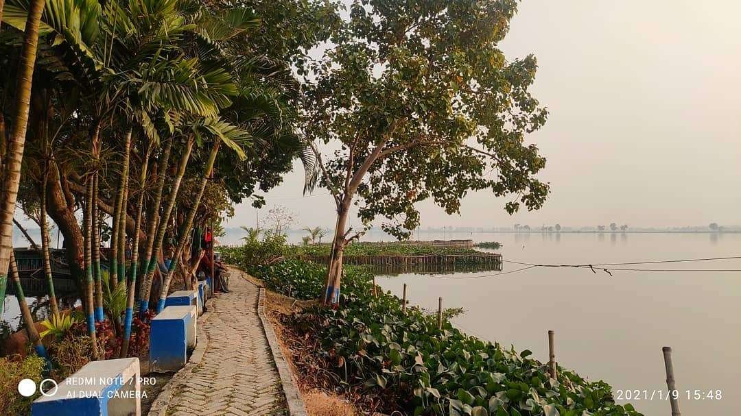 Nalban Park - A pretty park with great sunset views and a restaurant.