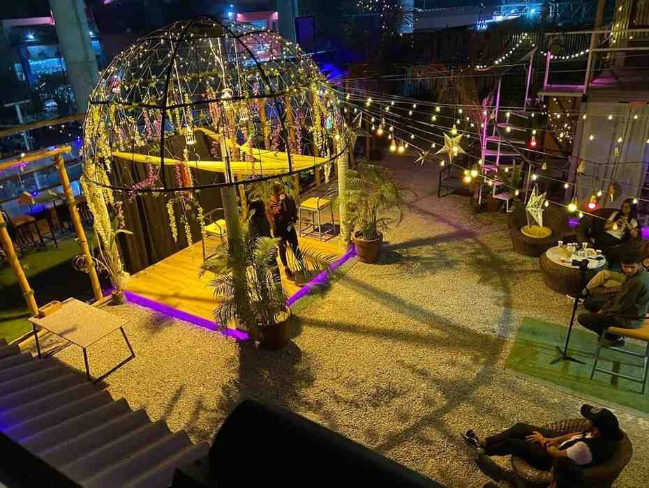 OAKSLAND - Rooftop restaurant with private spaces for couples in Indira Nagar, Lucknow.