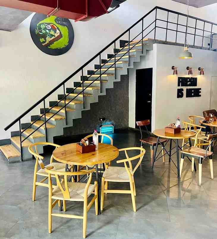 The Fresh Factory - A vibrant farm-to-table restaurant for couples in Gomti Nagar, Lucknow.