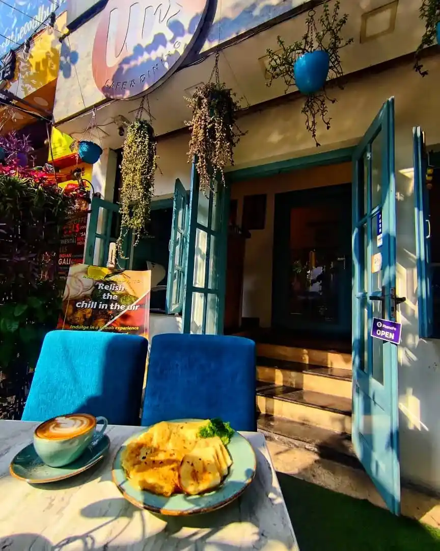 Uns Cafe - A spacious and comfortable cafe with window seating perfect for couples in Kalighat area.