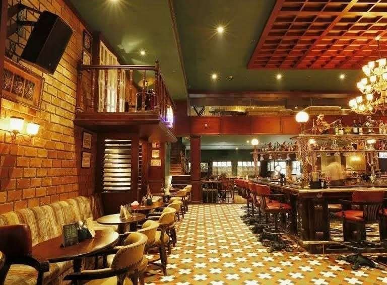 10 Downing Street - English-style pub with wood and leather decor in Salt Lake.