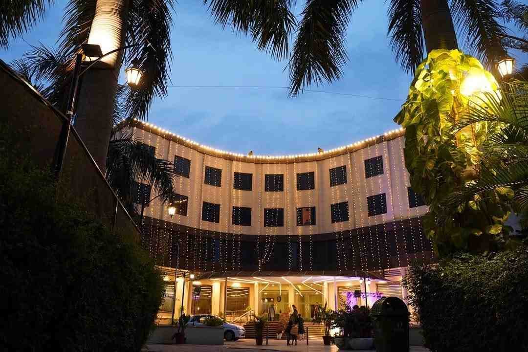 Chinmay Resort - A relaxed hotel near Janeshwar Mishra Park, perfect for couples in Lucknow.