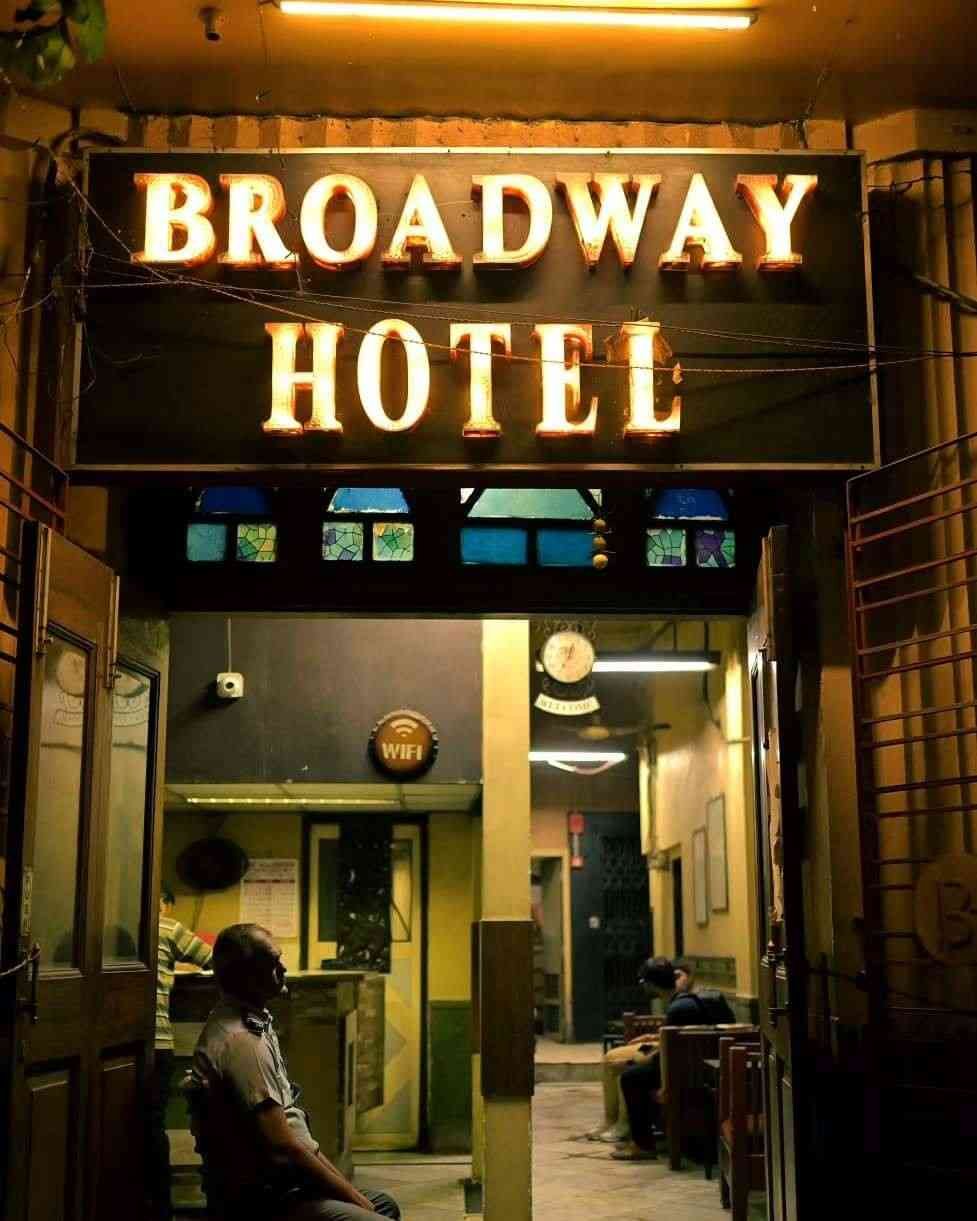 Capital O 9125 Casa Broadway Hotel Kolkata - A cozy hotel for couples in Gariahat, Kolkata.