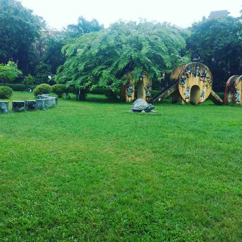 Golf Green Central Park - A beautiful, safe, and well-maintained park for couples.