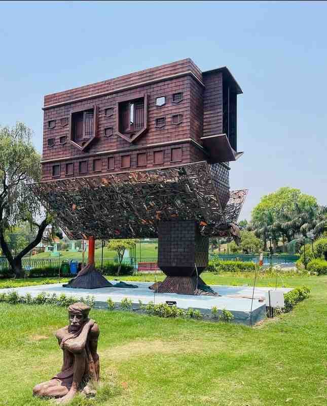Gautam Buddha Park - Artistically developed park with peaceful ambiance and beautiful sculptures for couples in Lucknow.