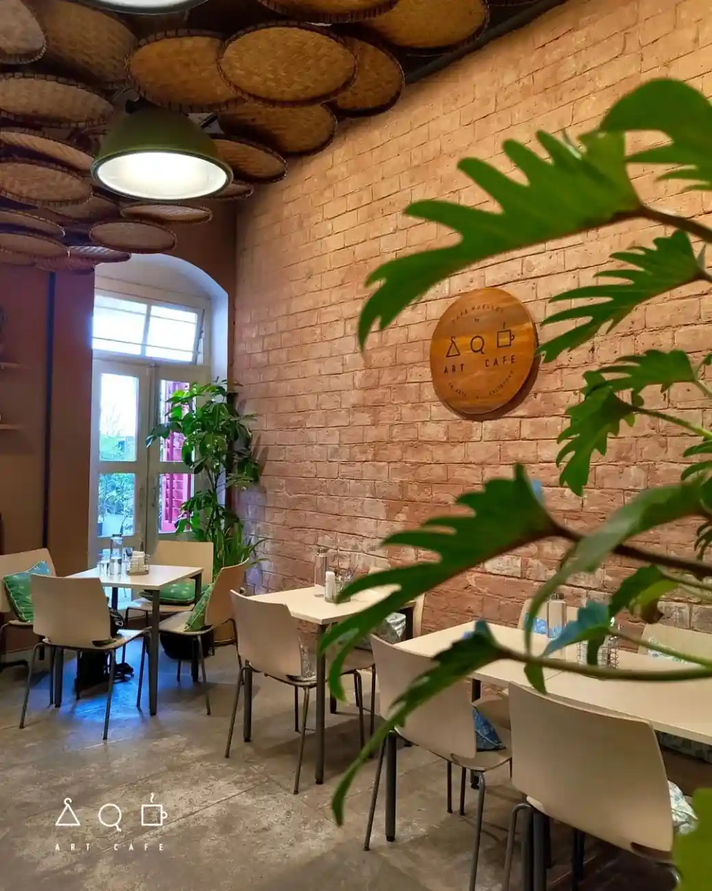 Art Cafe - A viral cafe with Darjeeling vibes and beautiful ambiance in Lake Market area.