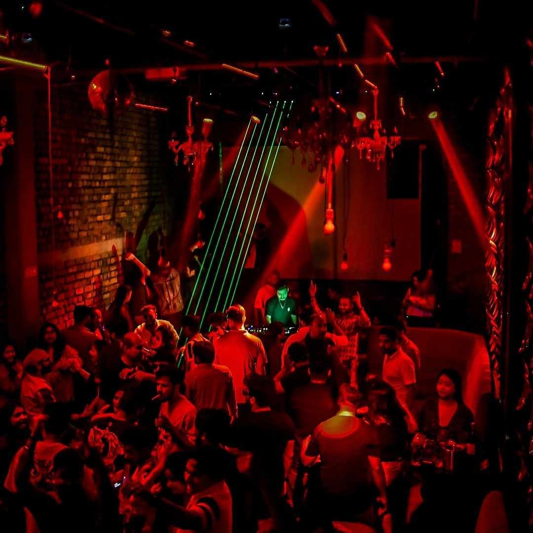 Roxy - Vibrant nightclub with great music and Ladies' Night offers at The Park Club.