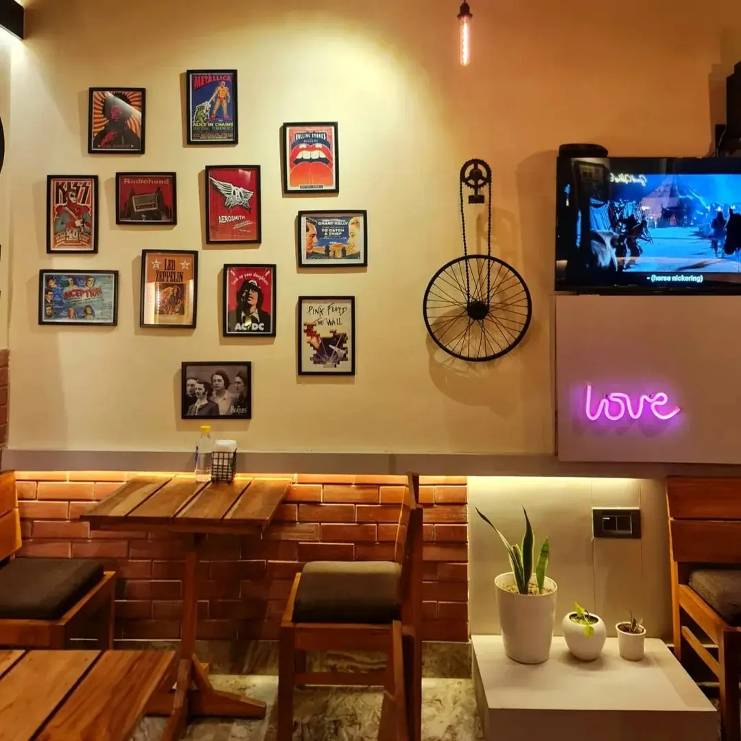 Free Spirit - Book lovers cafe with amazing vibes for couples in Gomti Nagar, Lucknow.