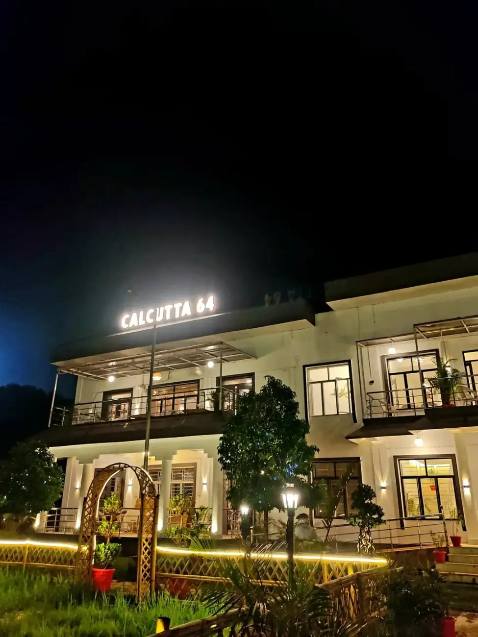 CALCUTTA 64 - One of the most hype-worthy cafes with vibrant white-brick atmosphere and book corners for couples.