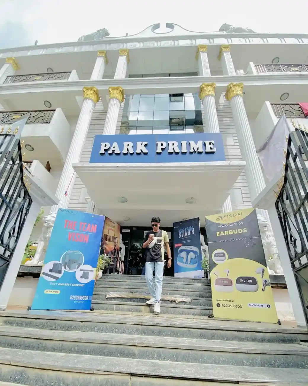 Park Prime Kolkata - A luxury hotel with a rooftop pool in Bhowanipore.