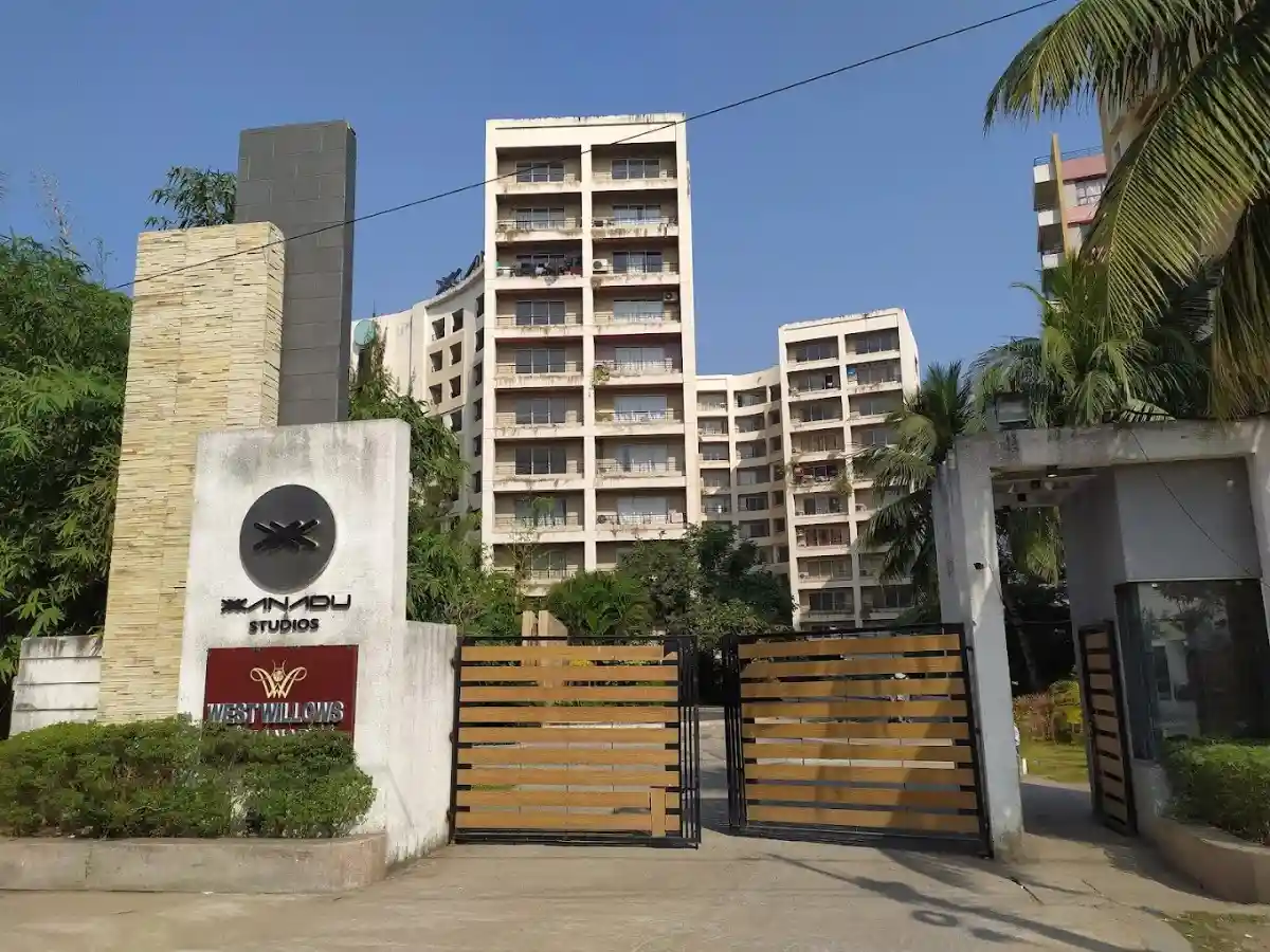 Hotel West Willows Xanadu - a convenient hotel with a rooftop pool near the airport.