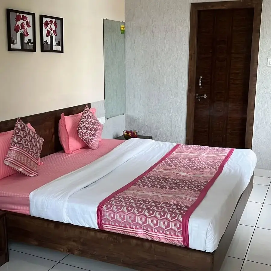 Amrit Hotel - Super clean hotel with friendly staff and perfect location near lake perfect for couples in Bhopal.