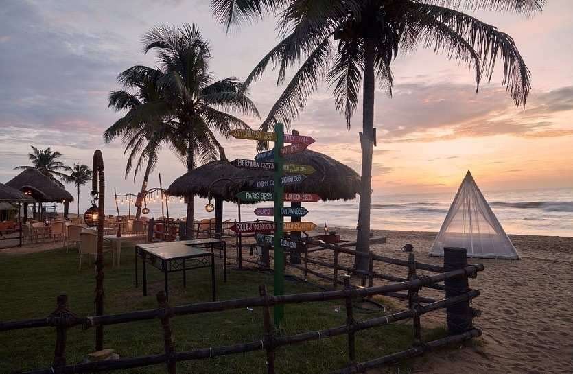 KoKoMMo Tiki Shack - A vibrant beachside shack with stunning ocean views.