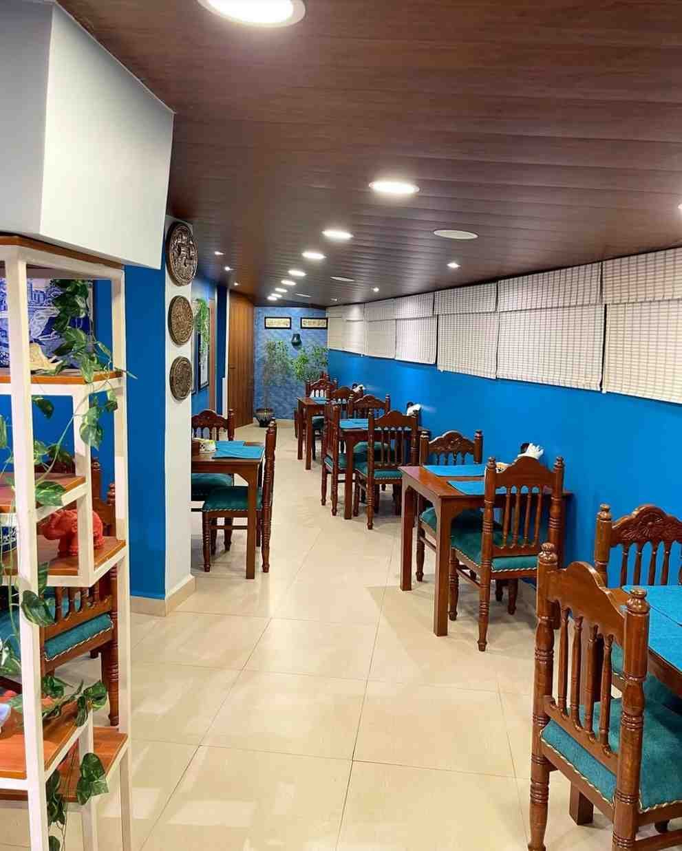 O Abraço cafe - A charming, colorful cafe with a cozy atmosphere.