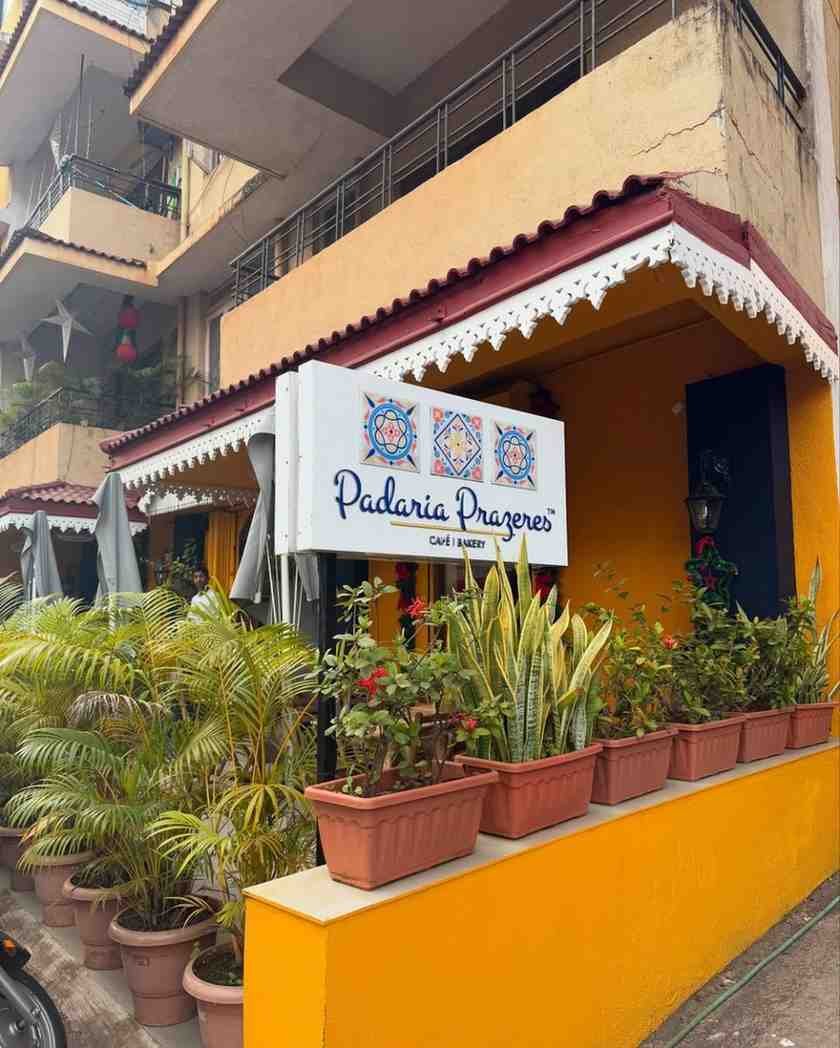 Padaria Prazeres - A quaint cafe with amazing coffee and delicious pastries.