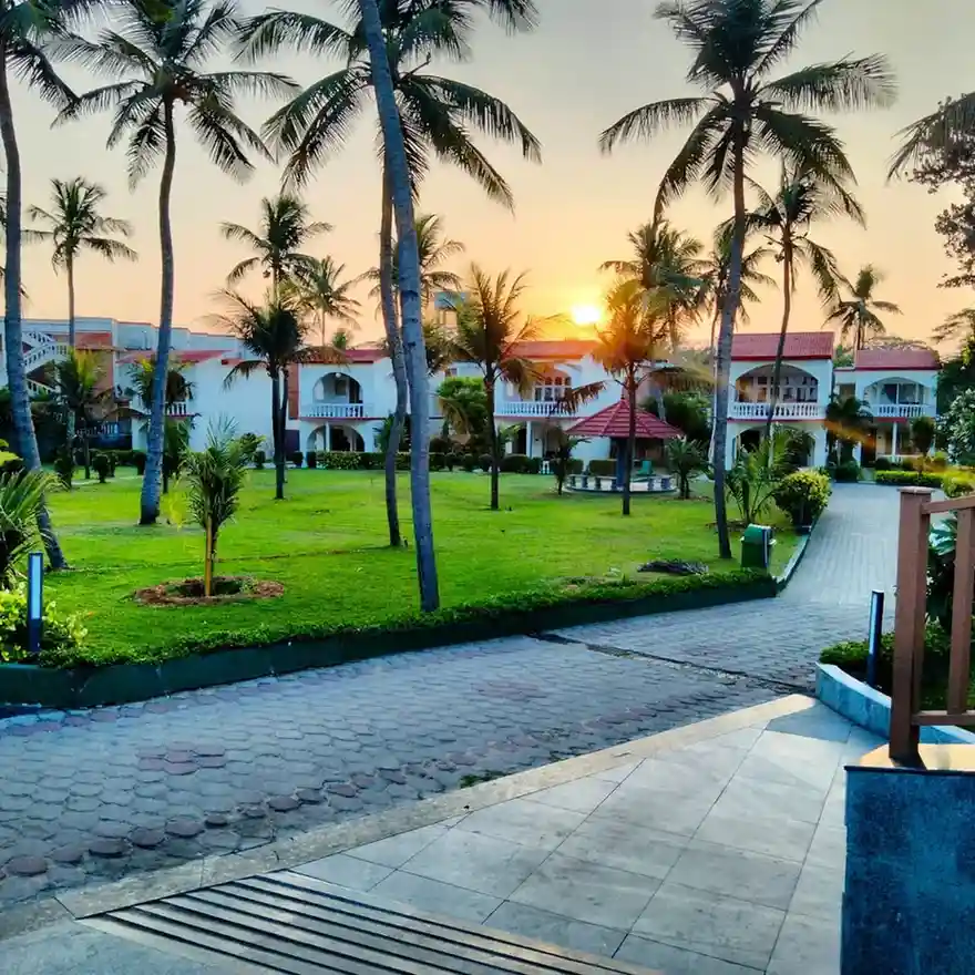 Ideal Beach Resort - Relaxed resort with a beautiful private beach and hammocks.